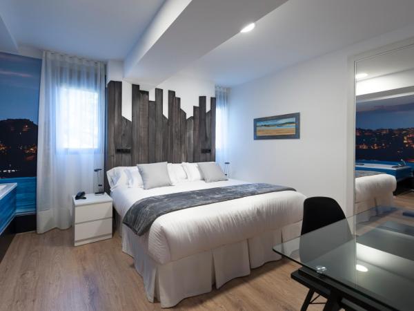 Suite Home Sardinero : photo 4 de la chambre chambre de luxe double ou lits jumeaux avec baignoire spa