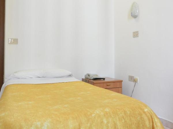 Hotel Mignon : photo 1 de la chambre chambre simple avec salle de bains commune
