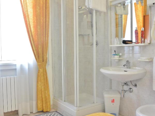 Hotel Mignon : photo 2 de la chambre chambre double avec salle de bains commune