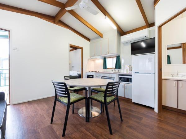 Alivio Tourist Park Canberra : photo 2 de la chambre grevillea cabin (2 bedroom)