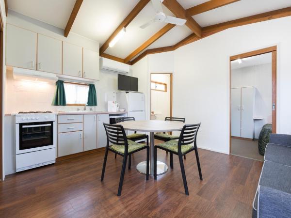 Alivio Tourist Park Canberra : photo 1 de la chambre grevillea cabin (2 bedroom)