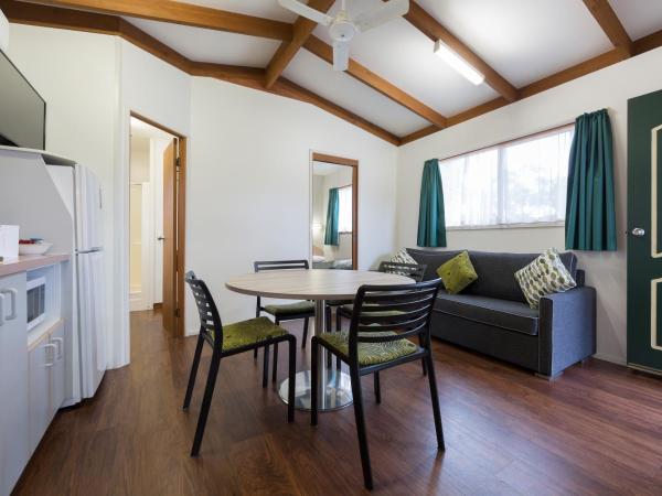Alivio Tourist Park Canberra : photo 3 de la chambre grevillea cabin (2 bedroom)