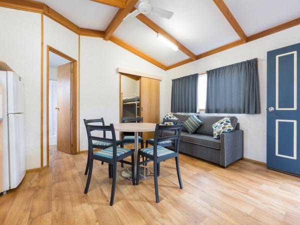 Alivio Tourist Park Canberra : photo 2 de la chambre rosella cabin (2 bedroom)