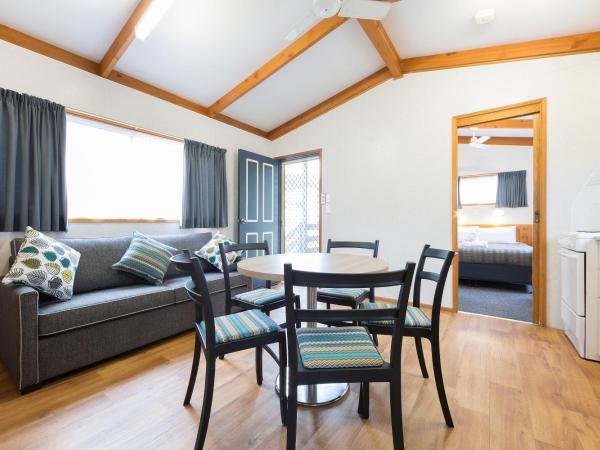 Alivio Tourist Park Canberra : photo 3 de la chambre rosella cabin (2 bedroom)