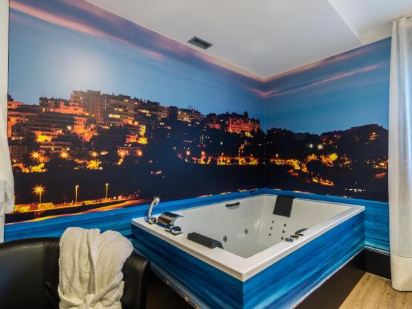 Suite Home Sardinero : photo 3 de la chambre chambre de luxe double ou lits jumeaux avec baignoire spa
