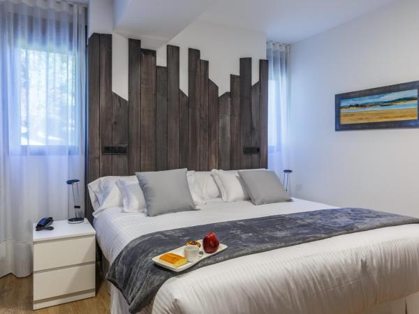 Suite Home Sardinero : photo 2 de la chambre chambre de luxe double ou lits jumeaux avec baignoire spa