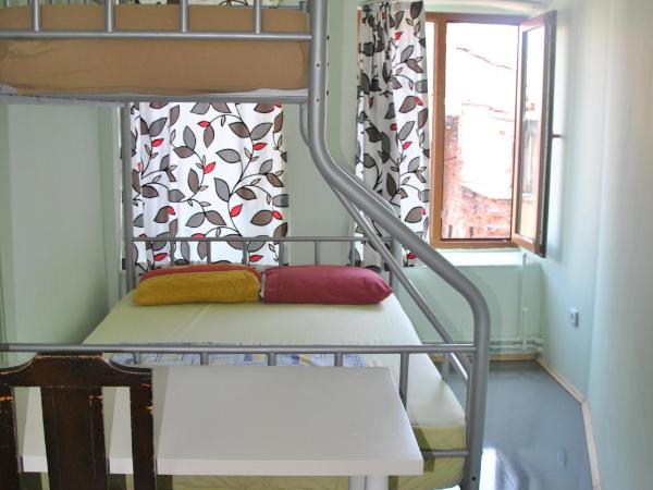 Chillout Lya Hostel & Lounge : photo 4 de la chambre chambre triple avec salle de bains commune