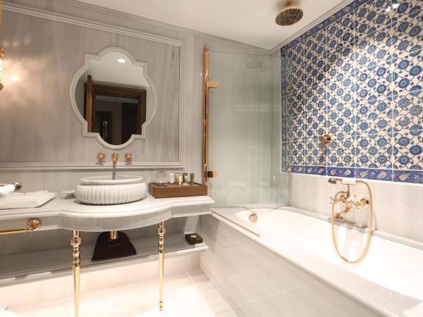 AJWA Sultanahmet - Preferred Hotels LVX Collection : photo 6 de la chambre suite d'angle - vue sur rue