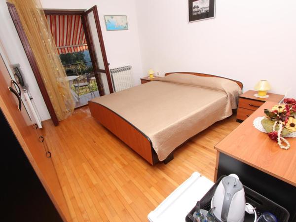 Rooms and Apartment Sanja : photo 4 de la chambre chambre double avec salle de bains privative extérieure