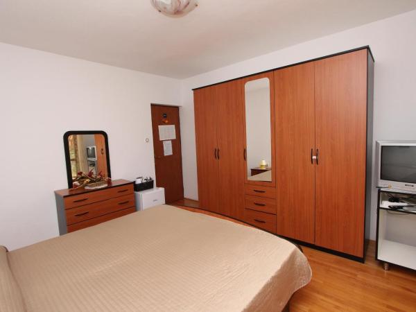 Rooms and Apartment Sanja : photo 8 de la chambre chambre double avec salle de bains privative extérieure