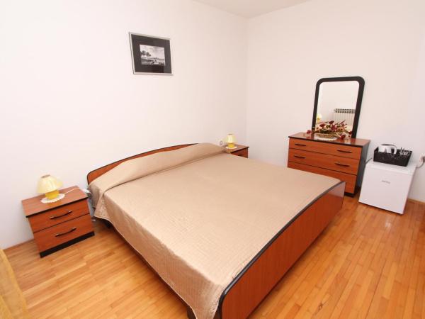 Rooms and Apartment Sanja : photo 5 de la chambre chambre double avec salle de bains privative extérieure