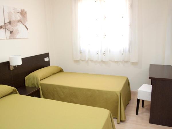 Hostal Granado : photo 2 de la chambre chambre lits jumeaux avec lit d’appoint - 301