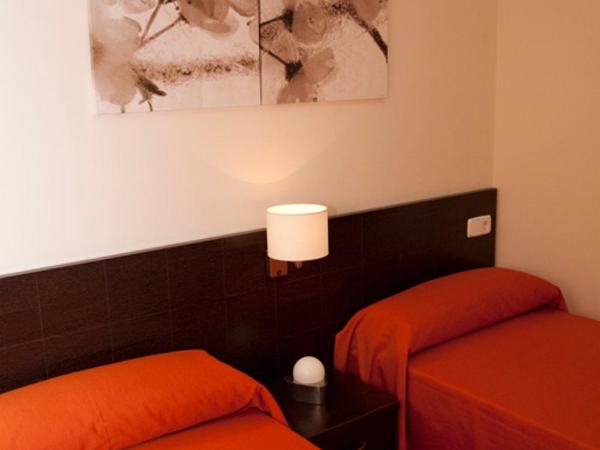 Hostal Granado : photo 3 de la chambre chambre lits jumeaux avec lit d’appoint - 301