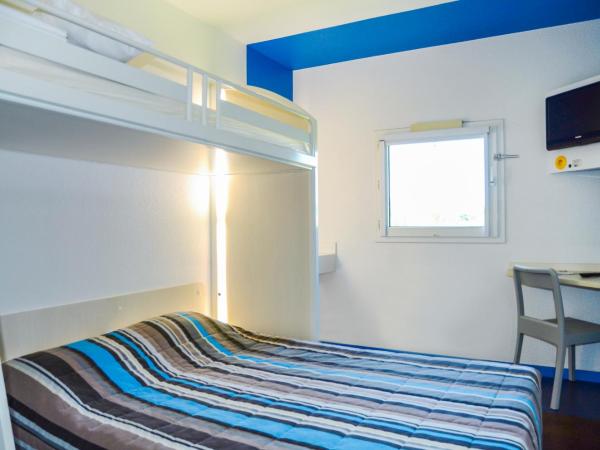 FYL GOOD ex hotelF1 Cherbourg : photo 4 de la chambre chambre triple avec salle de bains commune