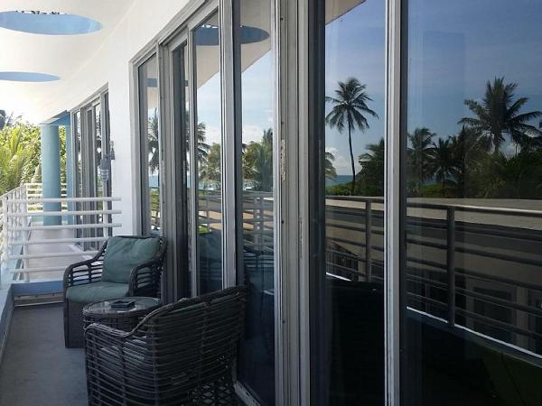 Strand Ocean Drive Suites : photo 2 de la chambre suite 1 chambre lit king-size avec balcon - vue partielle sur océan - c302