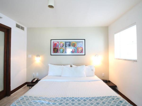 Strand Ocean Drive Suites : photo 4 de la chambre one-bedroom king suite direct ocean view and balcony - unit c402