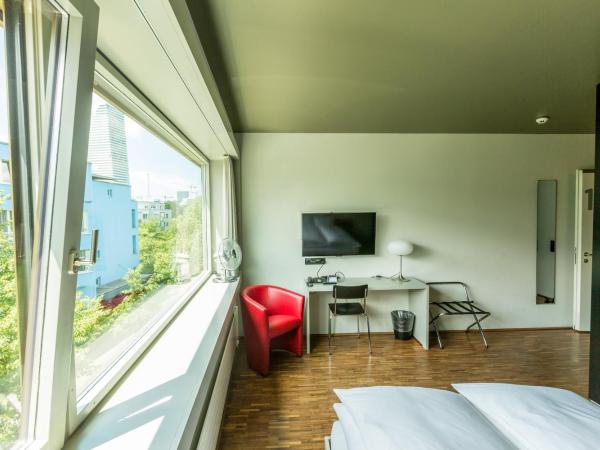 Dasbreitehotel am Rhein : photo 3 de la chambre chambre lit queen-size design avec lit de 140 cm