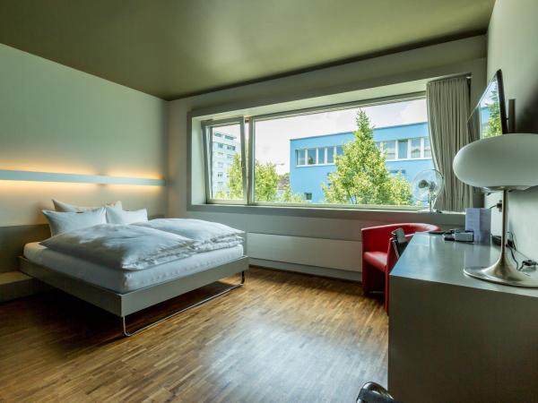Dasbreitehotel am Rhein : photo 4 de la chambre chambre lit queen-size design avec lit de 140 cm