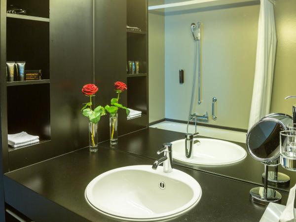 Dasbreitehotel am Rhein : photo 7 de la chambre chambre lit queen-size design avec lit de 140 cm