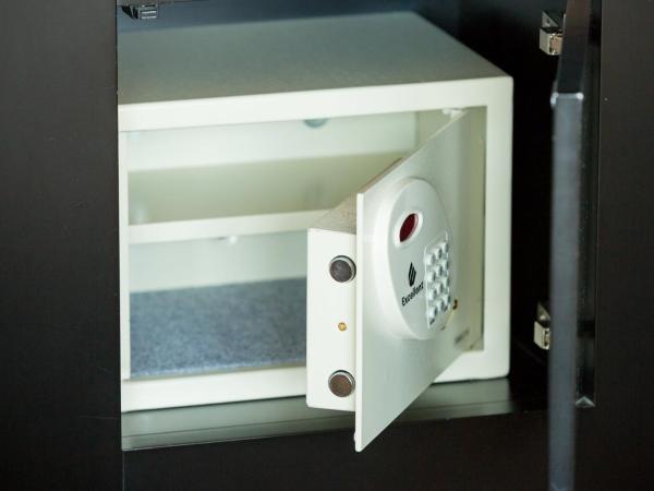 Dasbreitehotel am Rhein : photo 9 de la chambre chambre lit queen-size design avec lit de 140 cm