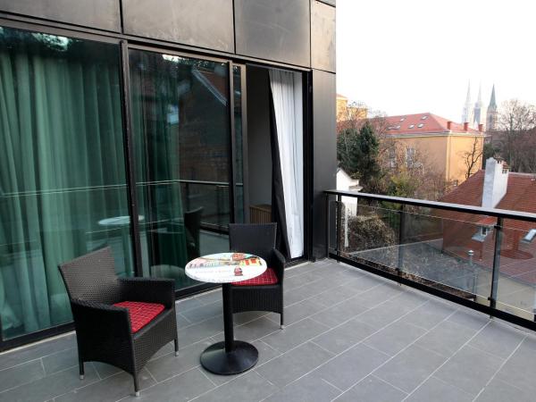 Hotel Academia : photo 10 de la chambre chambre double supérieure avec balcon