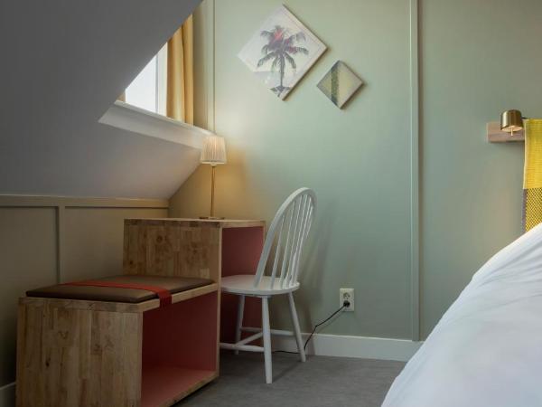 Hotel Light : photo 3 de la chambre chambre triple confort avec canapé-lit