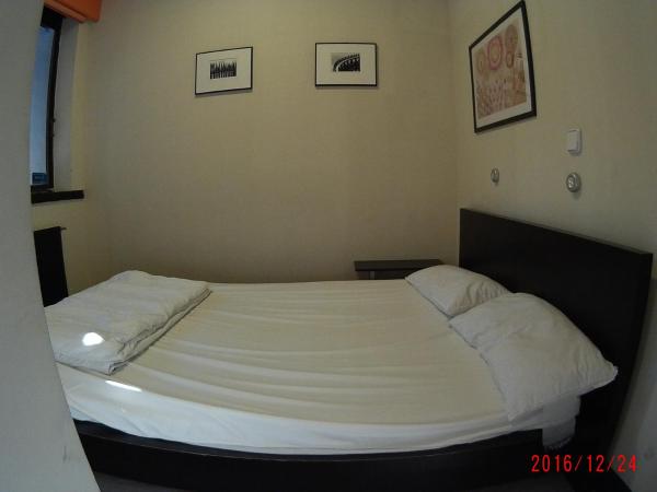 Hostels Meetingpoint : photo 2 de la chambre chambre double avec salle de bains