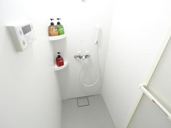 Oak Hotel Edo : photo 7 de la chambre chambre lits jumeaux avec lits superposés et salle de bains commune