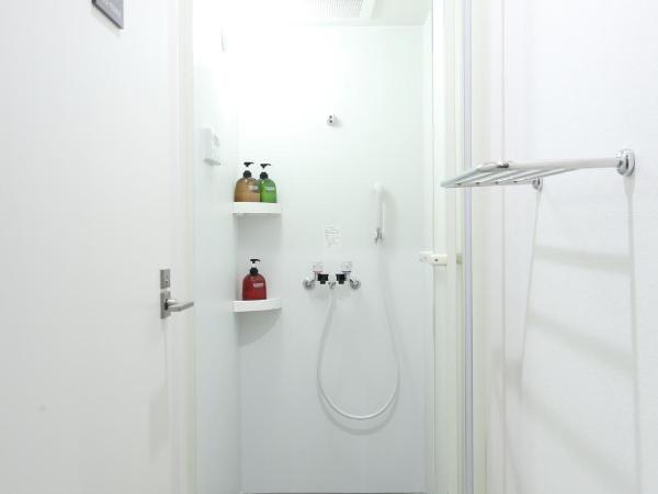 Oak Hotel Edo : photo 6 de la chambre chambre lits jumeaux avec lits superposés et salle de bains commune