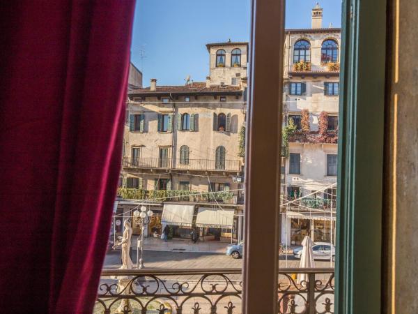 Corte Realdi Suites Piazza Erbe : photo 10 de la chambre appartement supérieur avec balcon - vue sur ville