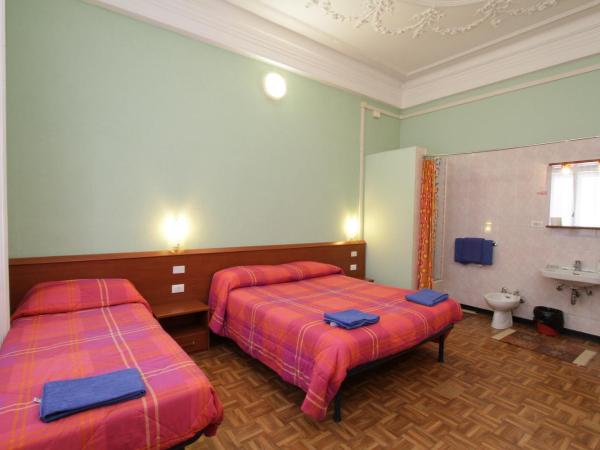 Hotel Barone : photo 3 de la chambre chambre triple confort avec douche