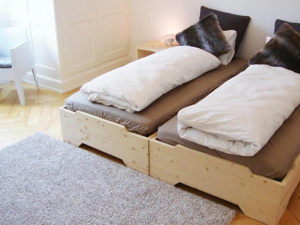 B&B Laupenring, Basel : photo 6 de la chambre chambre double ou lits jumeaux avec salle de bains commune