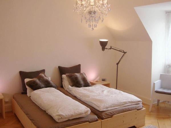 B&B Laupenring, Basel : photo 8 de la chambre chambre double ou lits jumeaux avec salle de bains commune - vue sur jardin
