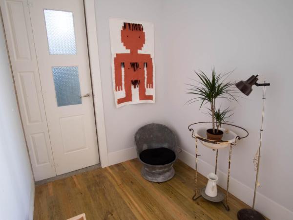 Dona Emília Guest House & Studio Apartment Building : photo 5 de la chambre chambre lits jumeaux avec salle de bains privative séparée