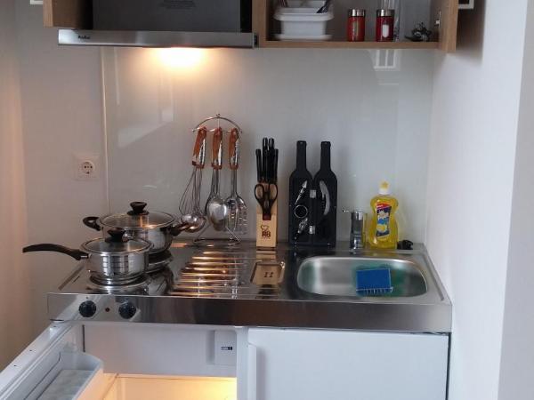 Vienna Stay Apartments or Rooms 1050 : photo 2 de la chambre chambre double avec lit double et kitchenette