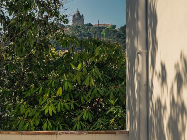 Dona Emília Guest House & Studio Apartment Building : photo 7 de la chambre double or twin room with private external bathroom and mountain views