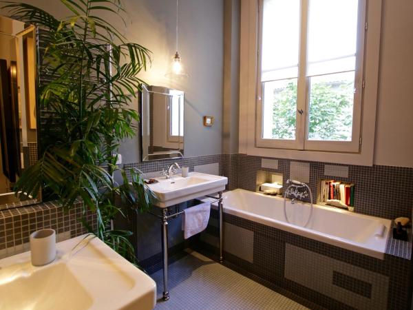 Villa du Square, Luxury Guest House : photo 4 de la chambre chambre double deluxe avec baignoire