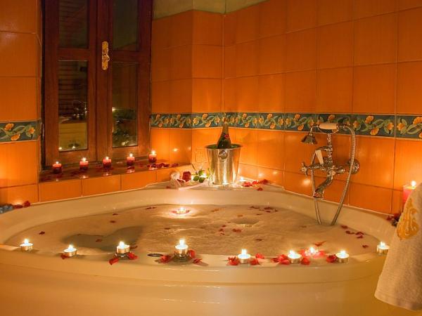 Nikos Takis Fashion Boutique Hotel : photo 9 de la chambre suite lit king-size avec baignoire spa - vue sur palais du grand maître