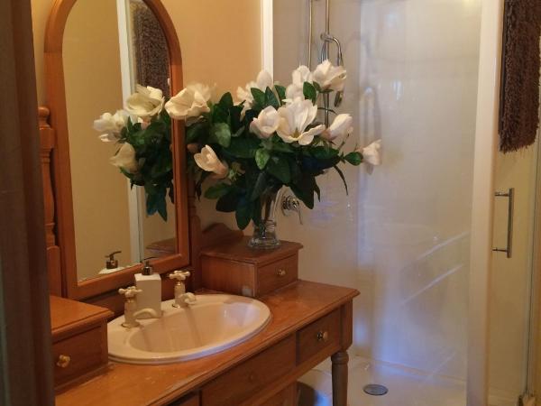 The Embassy B&B : photo 9 de la chambre petite chambre double avec salle de bains commune