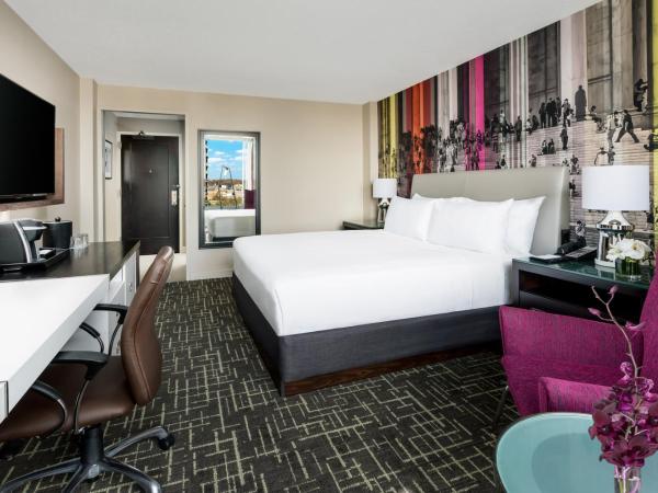 Hyatt Centric Arlington : photo 3 de la chambre chambre lit king-size avec baignoire accessible aux personnes à mobilité réduite