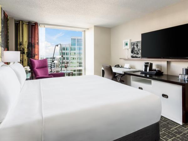 Hyatt Centric Arlington : photo 6 de la chambre chambre lit king-size avec baignoire accessible aux personnes à mobilité réduite