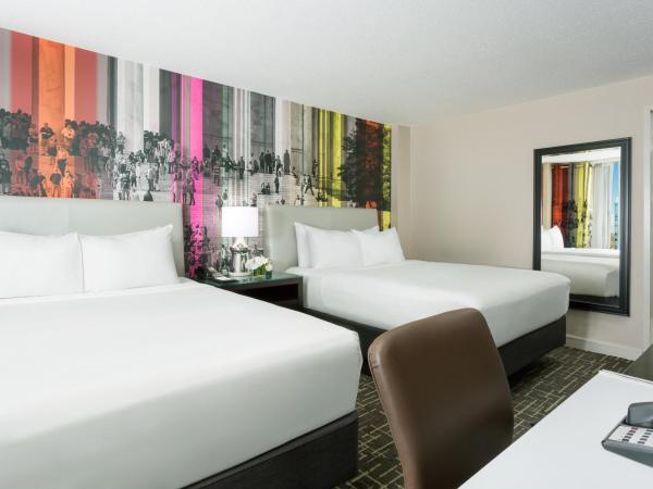 Hyatt Centric Arlington : photo 4 de la chambre chambre avec 2 lits queen-size et douche accessible aux personnes à mobilité réduite