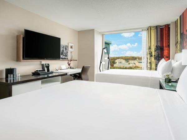 Hyatt Centric Arlington : photo 2 de la chambre chambre avec 2 lits queen-size et douche accessible aux personnes à mobilité réduite