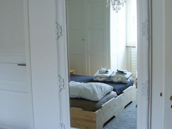 B&B Laupenring, Basel : photo 5 de la chambre chambre double ou lits jumeaux avec salle de bains commune