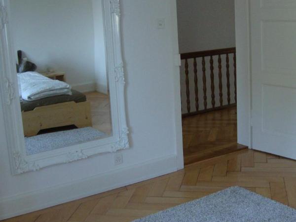 B&B Laupenring, Basel : photo 6 de la chambre chambre double ou lits jumeaux avec salle de bains commune - vue sur jardin