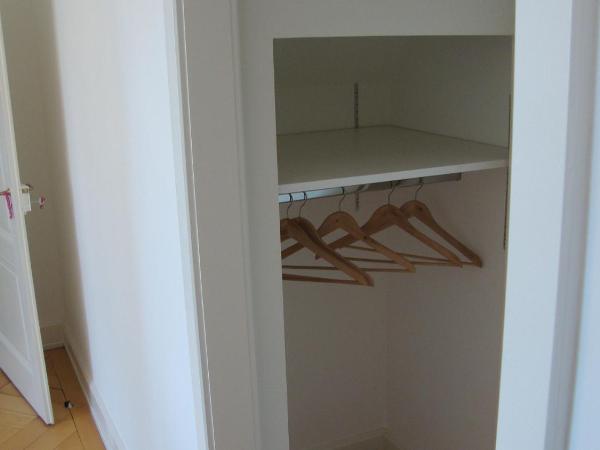 B&B Laupenring, Basel : photo 2 de la chambre chambre double ou lits jumeaux avec salle de bains commune - vue sur jardin