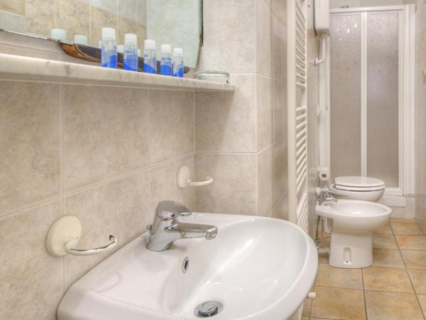 Club Nautico Savona : photo 7 de la chambre chambre familiale avec salle de bains commune