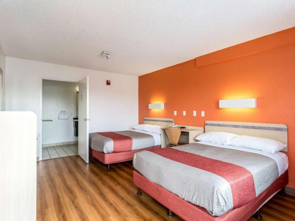 Motel 6-Albuquerque, NM - South - Airport : photo 1 de la chambre chambre quadruple - accessible aux personnes à mobilité réduite