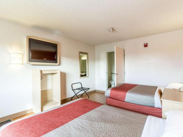 Motel 6-Albuquerque, NM - South - Airport : photo 2 de la chambre chambre quadruple - accessible aux personnes à mobilité réduite