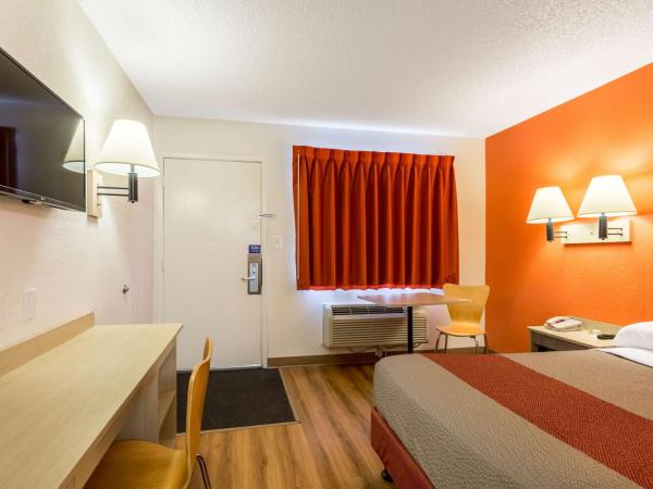 Motel 6-Albuquerque, NM - South - Airport : photo 4 de la chambre chambre double - accessible aux personnes à mobilité réduite - douche accessible en fauteuil roulant